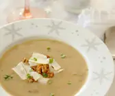 Steinpilzcremesuppe mit Walnusskernen