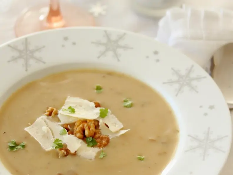 Steinpilzcremesuppe mit Walnusskernen