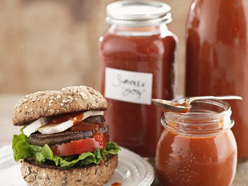 Pilzburger mit Camembert und Tomatendip