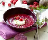 Fruchtige Rote-Bete-Suppe mit Himbeeren