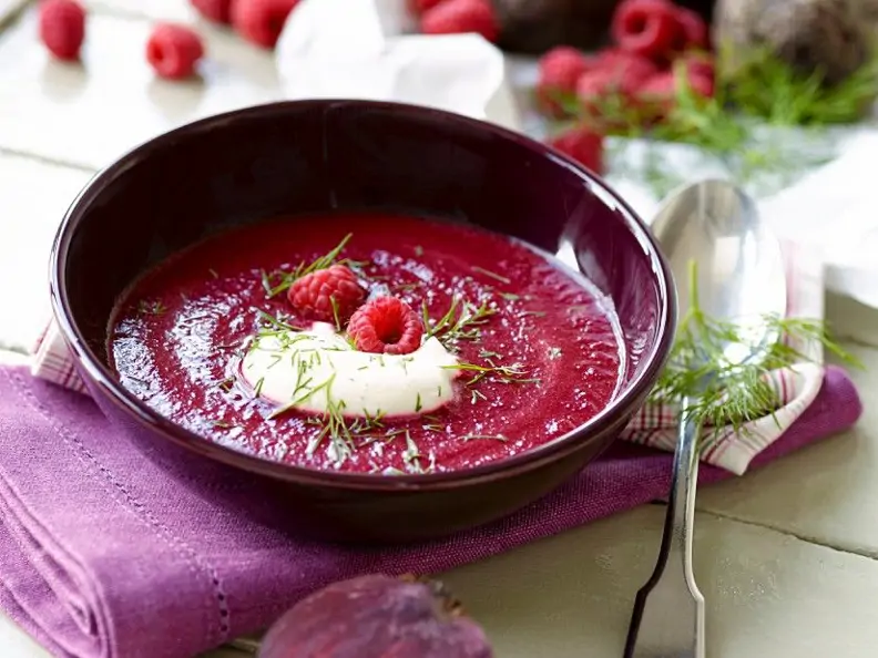 Fruchtige Rote-Bete-Suppe mit Himbeeren