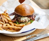 Burger mit Speck und Zwiebeln