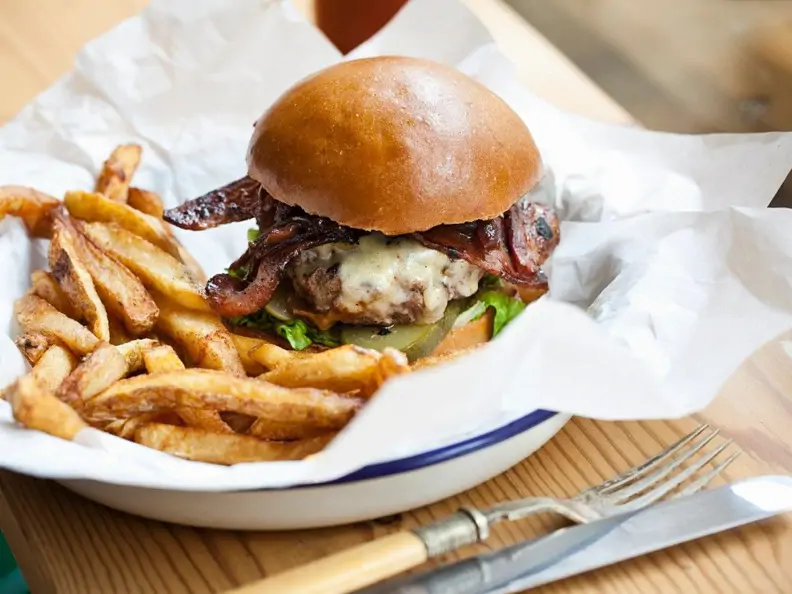 Burger mit Speck und Zwiebeln