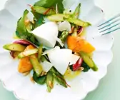 Spargelsalat mit Pfirsich und Parmesanmousse