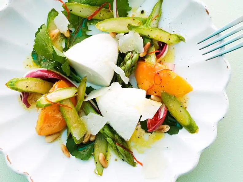 Spargelsalat mit Pfirsich und Parmesanmousse