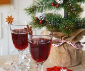 Punsch mit Rotwein und Gewürzen