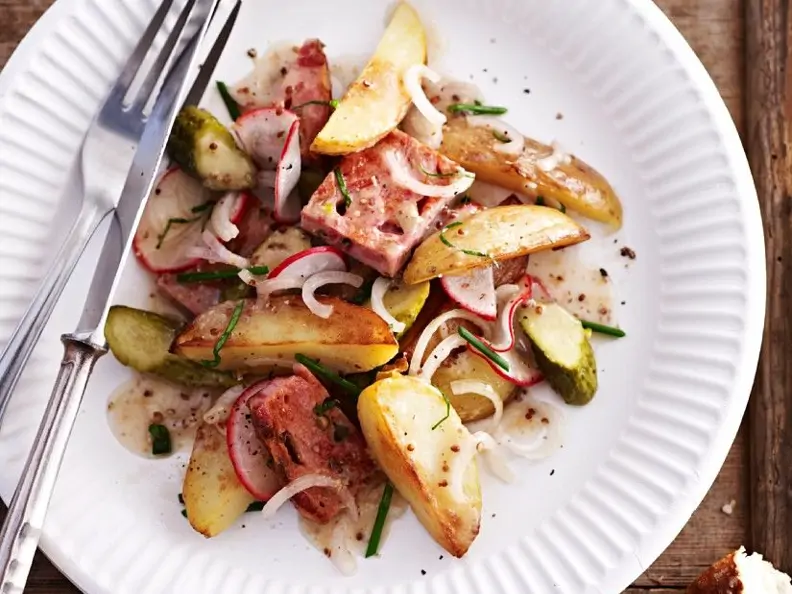 Kartoffelsalat mit Leberkäse und Senfdressing