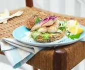 Fisch-Burger mit Salat