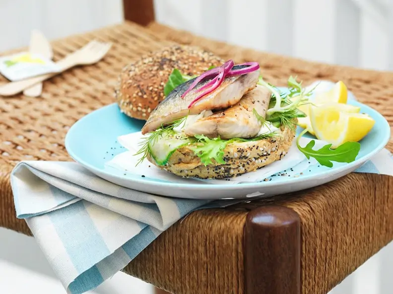 Fisch-Burger mit Salat