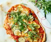Pizza mit Zucchini und Tomaten