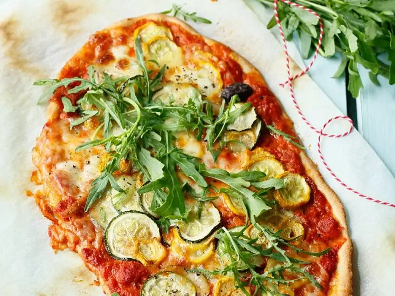 Pizza mit Zucchini und Tomaten