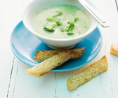 Brokkolisuppe mit Sesambrot
