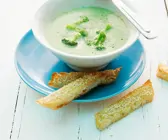 Brokkolisuppe mit Sesambrot