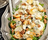 Salat mit Birne, Rucola, Nüssen und Gorgonzola