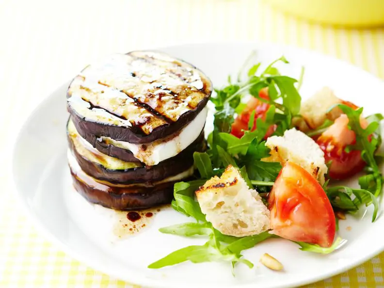 Auberginen-Mille-Feuille mit Ziegenkäse