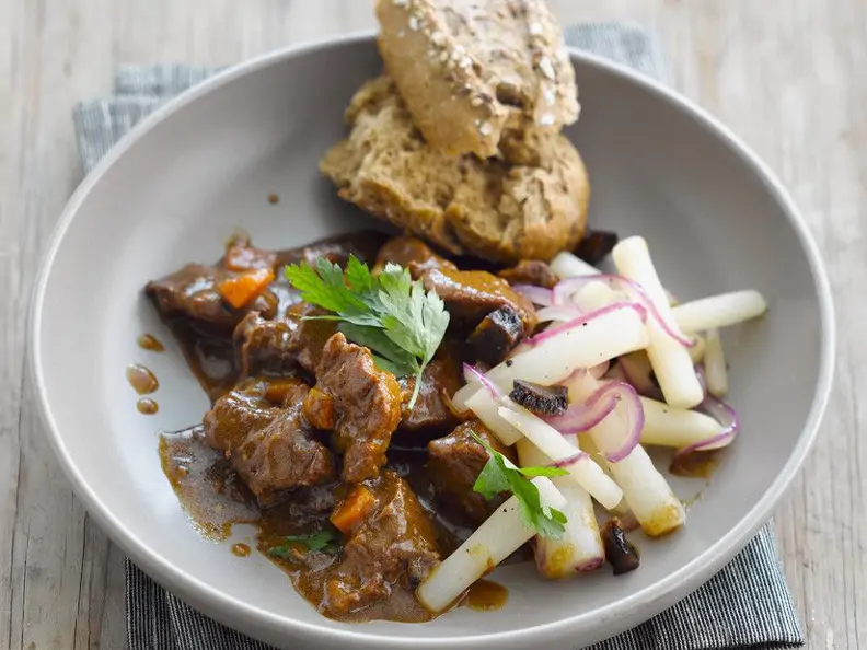 Geschmortes Rindfleisch und Schwarzwurzeln