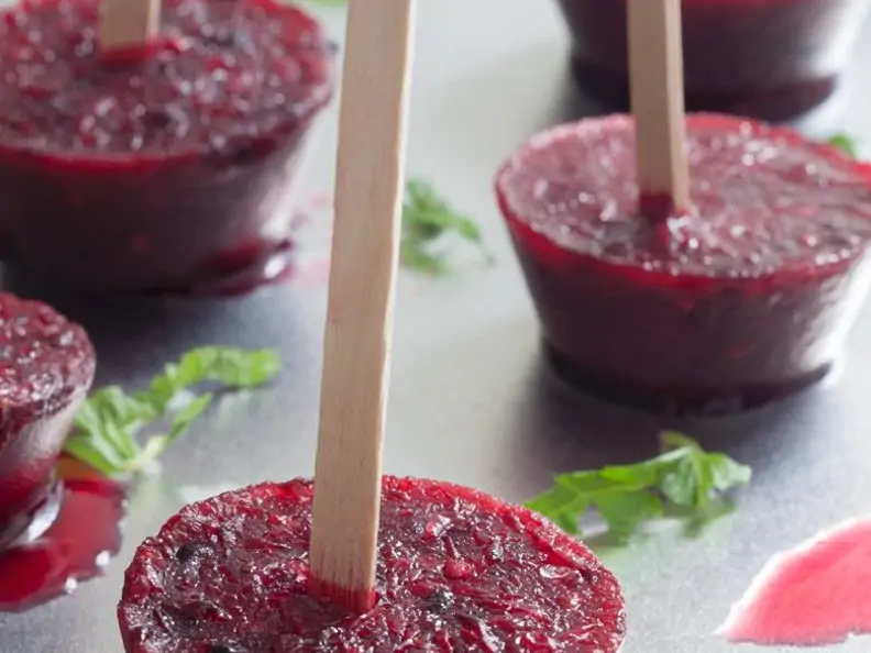 Brombeer-Grapefruit-Eis am Stiel