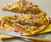 Flammkuchen mit Zwiebeln und Sardellen