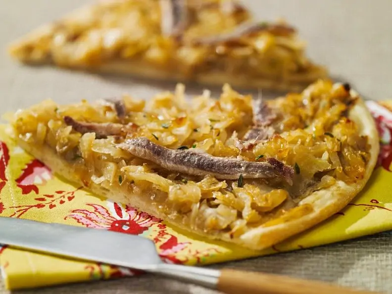 Flammkuchen mit Zwiebeln und Sardellen