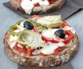 Rustikale Pizza aus Brotscheiben