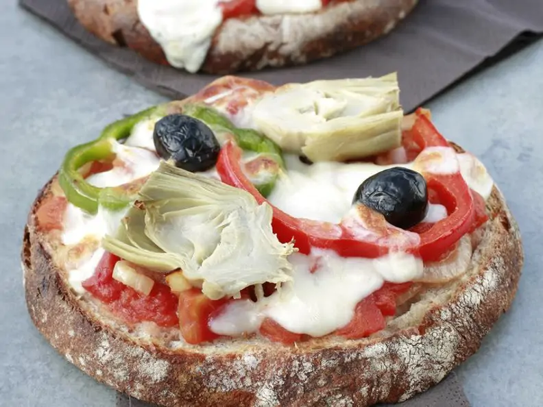 Rustikale Pizza aus Brotscheiben