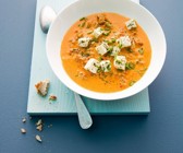 Paprika-Hack-Suppe mit Schafskäse