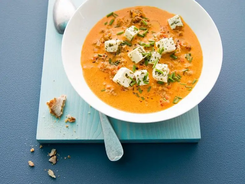 Paprika-Hack-Suppe mit Schafskäse