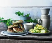 Fischpuffer mit Salat