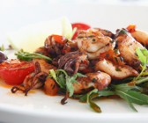 Seafood aus der Pfanne mit Tomaten und Rucola