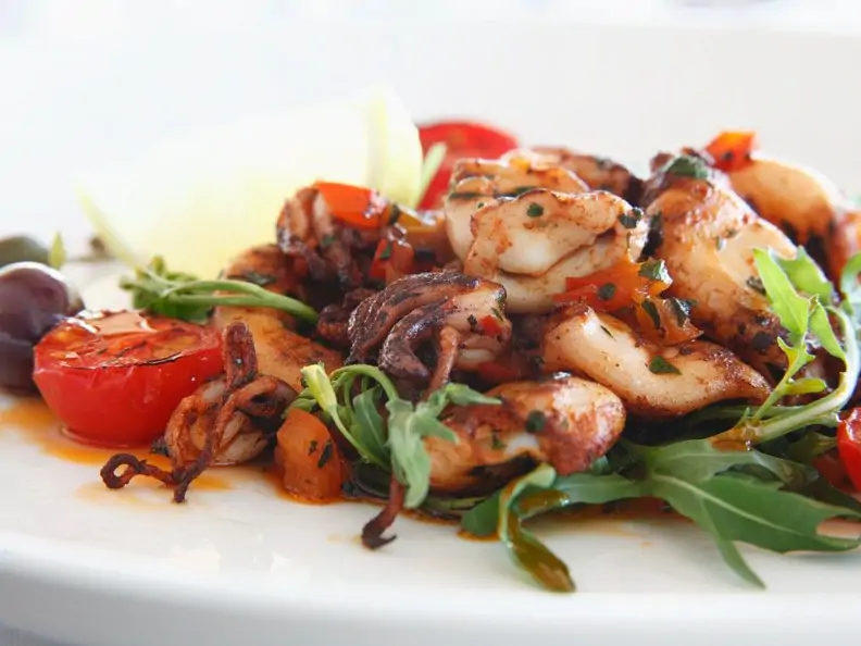 Seafood aus der Pfanne mit Tomaten und Rucola