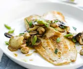 Seezungenfilet und gebratene Pilze