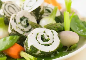 Hähnchen-Kräuterrolle mit Gemüse