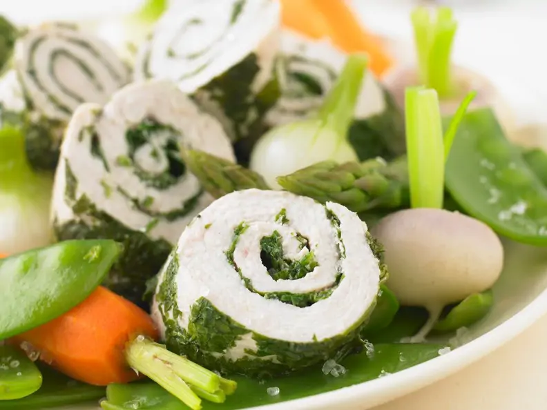 Hähnchen-Kräuterrolle mit Gemüse