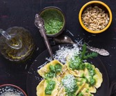 Ricotta-Ravioli und grünem Pesto
