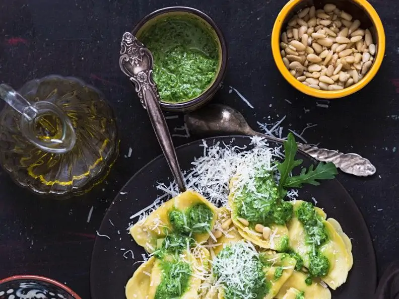 Ricotta-Ravioli und grünem Pesto