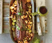 Rehrückenbraten mit Pilzen und kleinen Kartoffeln