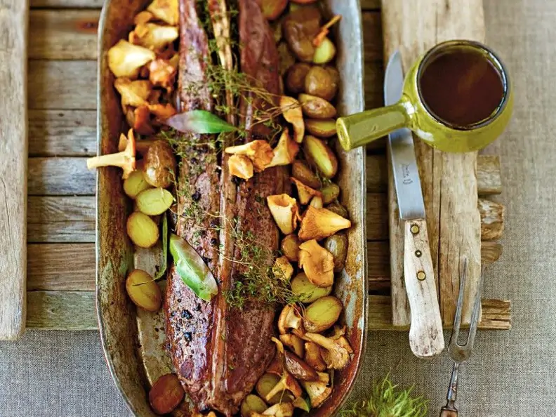 Rehrückenbraten mit Pilzen und kleinen Kartoffeln