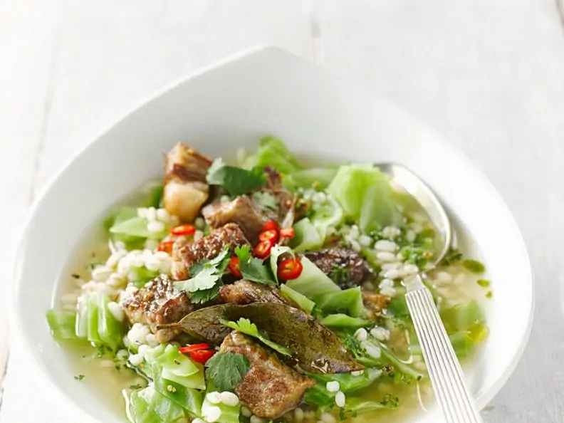 Graupen-Kohlsuppe mit Rindfleisch