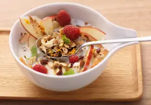 Müsli mit Früchten und Nüssen