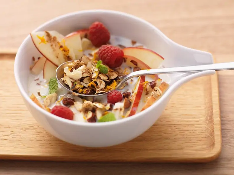 Müsli mit Früchten und Nüssen