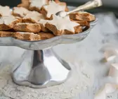 Zimt-Mandel-Sterne mit Zuckerglasur