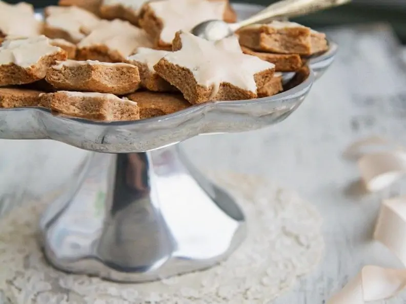 Zimt-Mandel-Sterne mit Zuckerglasur