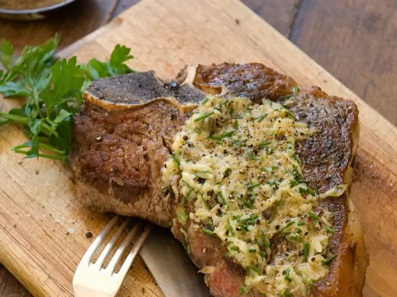 T-Bone-Steak mit Kräuterbutter
