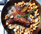 Steak mit Süßkartoffelwürfeln und Chilikonfitüre