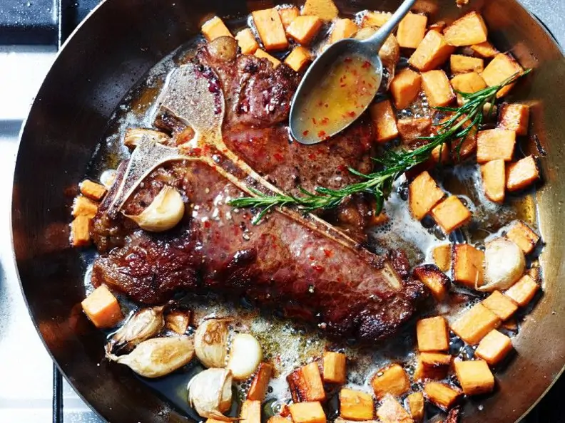 Steak mit Süßkartoffelwürfeln und Chilikonfitüre