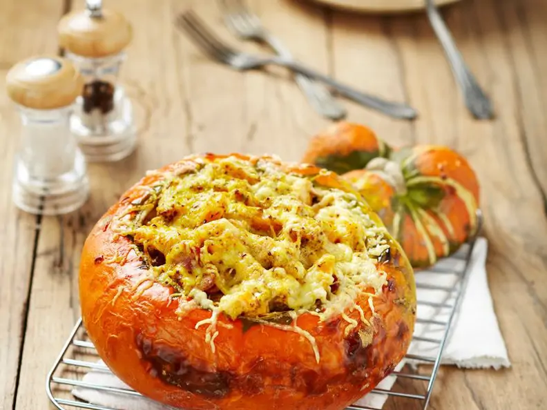 Kürbis mit Gemüsefüllung im Ofen gebacken