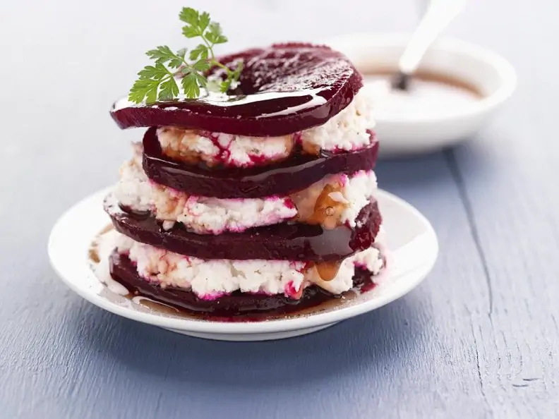 Rote Bete Türmchen mit Hüttenkäse