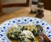 Spinatknödel mit zerlassener Butter