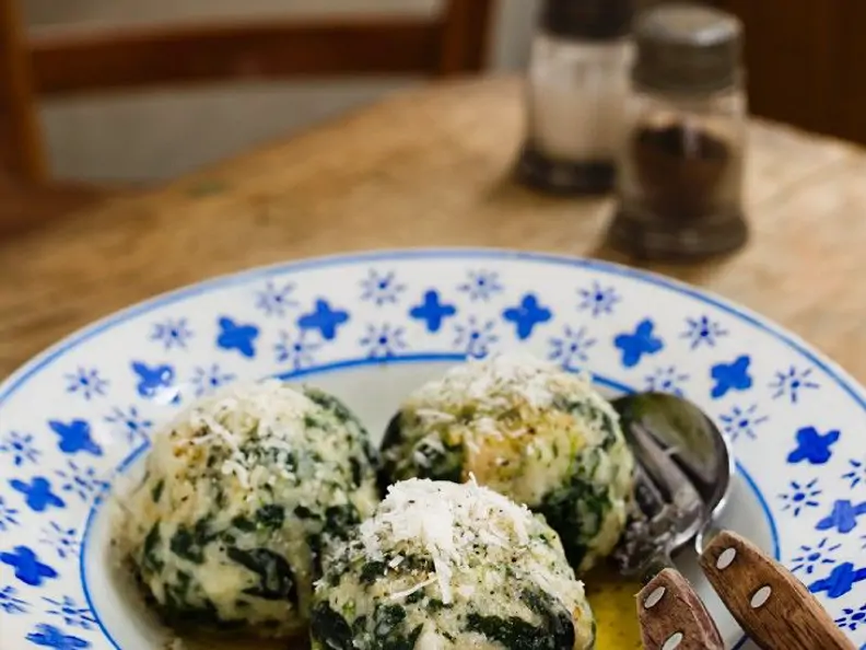 Spinatknödel mit zerlassener Butter