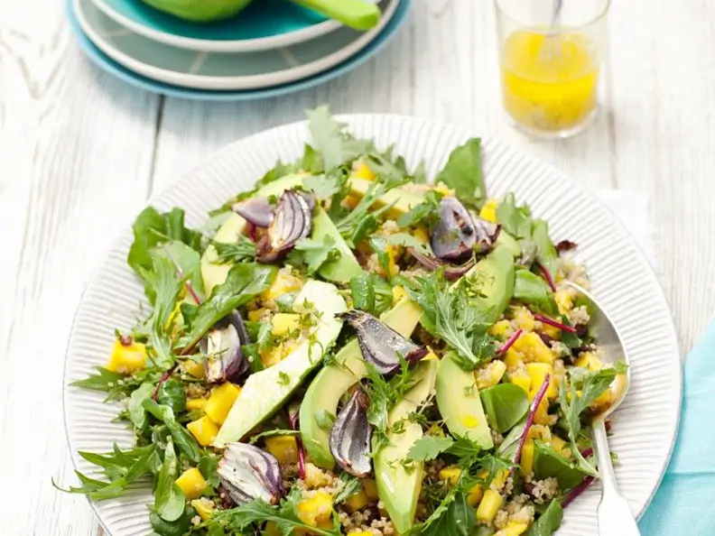 Quinoasalat mit Avocado und Mango